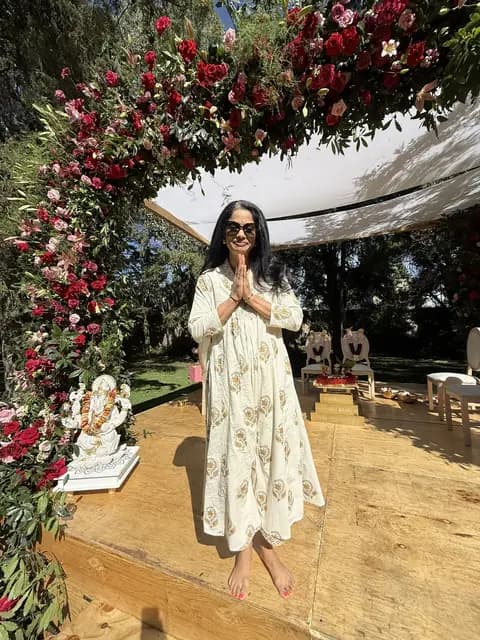 Photo of Khushbu or Mukesh, or mandap, chairs, havunkund