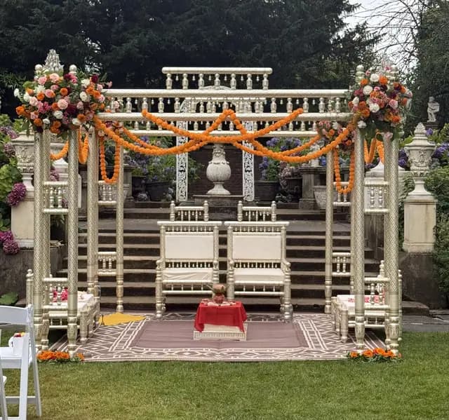 Photo of Khushbu or Mukesh, or mandap, chairs, havunkund
